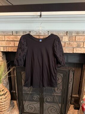 Old Navy puff embroidered sleeve knit top, black, EUC